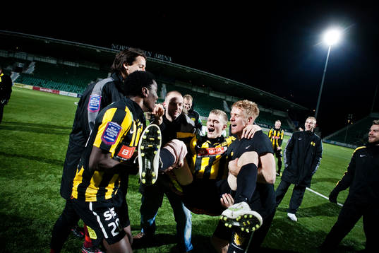 Häckens målskytt #27 Tom Söderberg firas