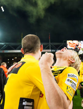 Johan Larsson Elfsborg skriker ut sin glädje med Jon
