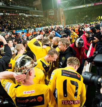 Glädje Elfsborg med fansen. på innerplan