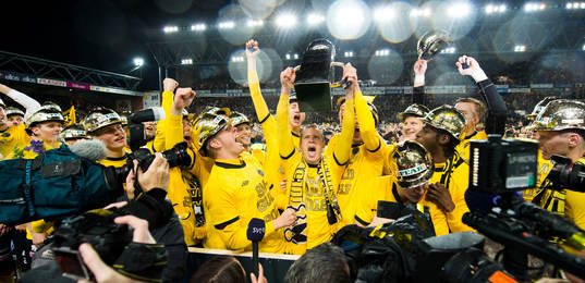 Glädje Andreas Klarström lyfter Lennart Johanssons pokal
