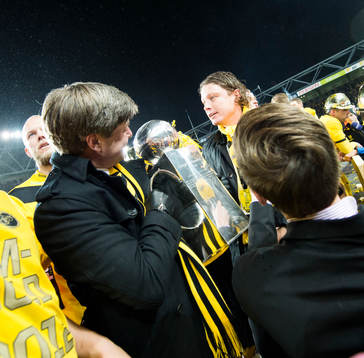 Bosse Johansson ordf. Elfsborg kollar in Lennart Johanssons