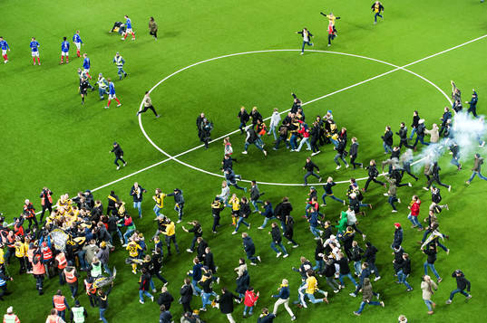 Supportrarna invaderar planen