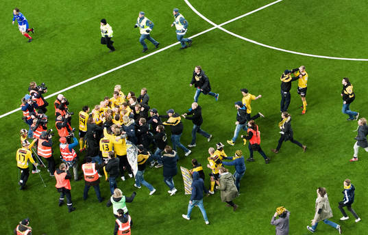 Supportrarna invaderar planen