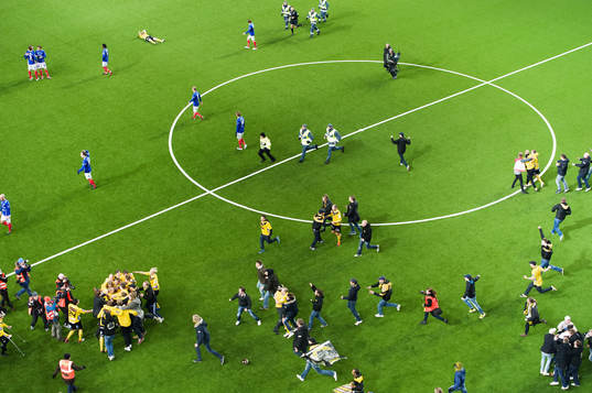 Supportrarna invaderar planen