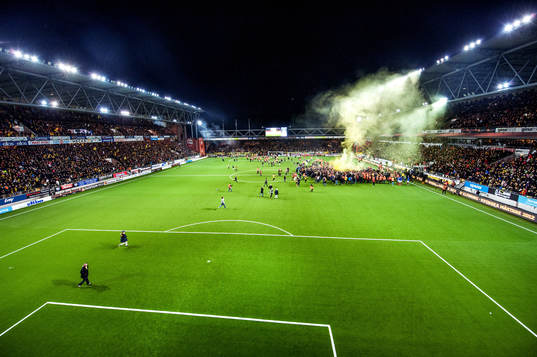 Supportrarna invaderar planen