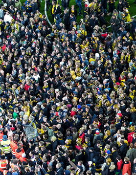 Supportrarna invaderar planen