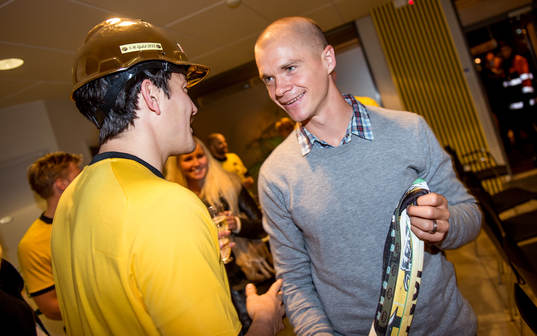Samuel Holmén är på plats och firar med Elfsborg