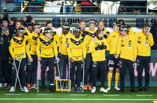 Spelarna på Elfsborgs bänk gör sig redos att springa ut