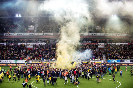 Publiken invaderar planen