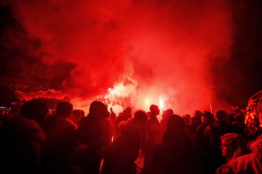 Supportrarna tände bengaliska eldar på Stora Torget i