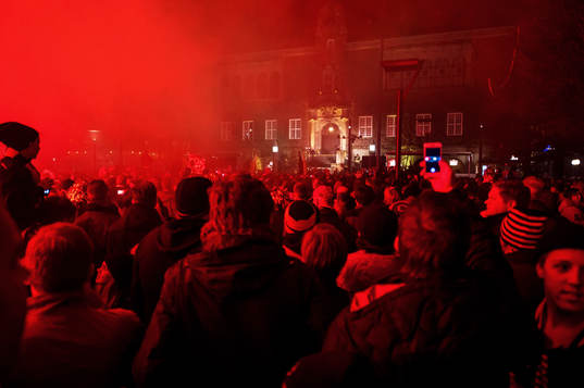 Mängder av människor kom till Stora Torget i Borås för