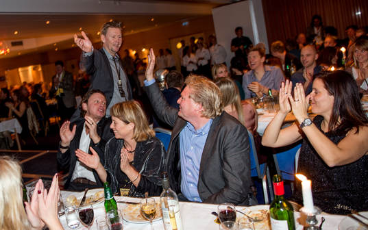 Peter Wettergren, assisterande tränare, gör high five med