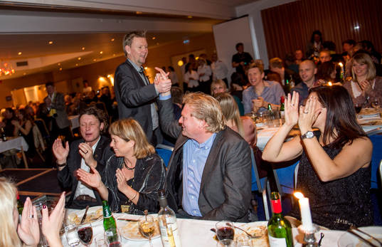 Peter Wettergren, assisterande tränare, gör high five med