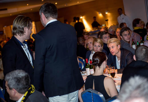 Johan Larsson, Elfsborg, lyssnar på Fredrik Berglund som