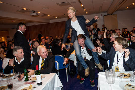 Johan Larsson, Elfsborg, sitter på Fredrik Berglunds axlar