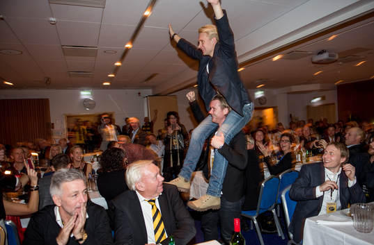 Johan Larsson, Elfsborg, sitter på Fredrik Berglunds axlar