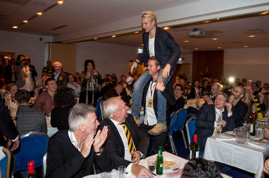 Johan Larsson, Elfsborg, sitter på Fredrik Berglunds axlar