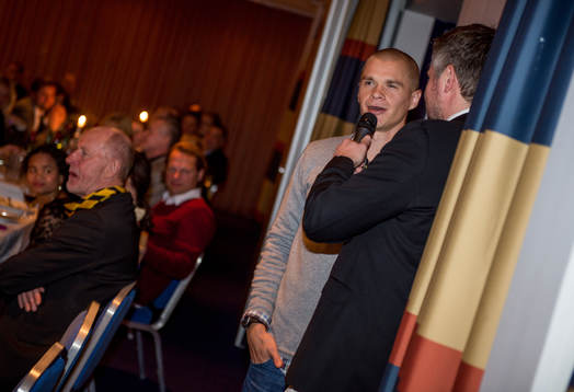 Samuel Holmén blir intervjuad