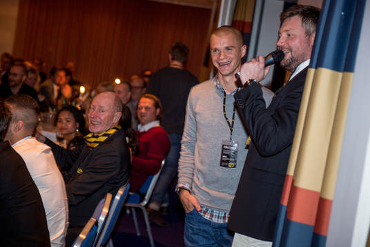 Samuel Holmén blir intervjuad