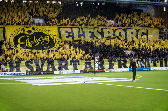 Stort tifo med Elfsborgs gula och svarta fäger