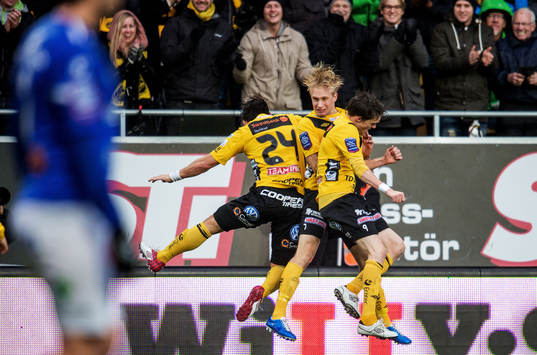 Stefan Ishizaki, Johan Larsson och Lasse Nilsson, jublar