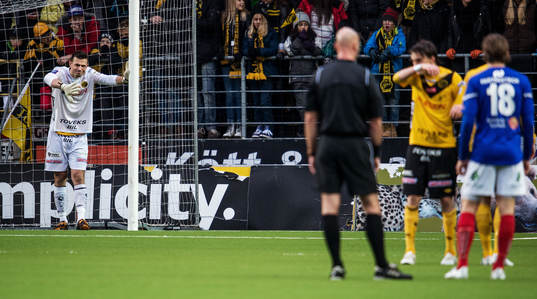 Kevin Stuhr Ellegaard, målvakt, Elfsborg, instruerar hur