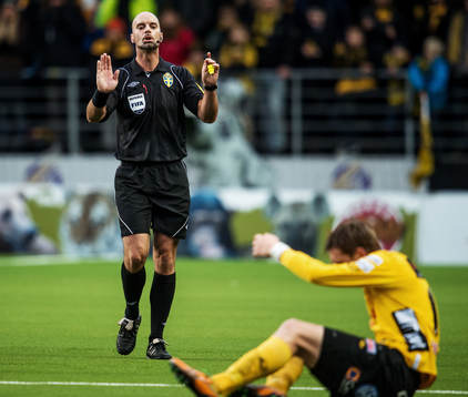 Domare Stefan Johannesson tecknar åt spelarna att lugna sig