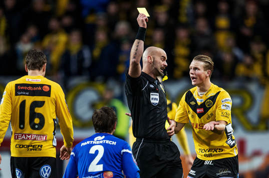 Domare Stefan Johannesson ger gult kort till Oscar