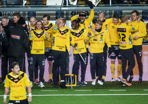 Spelarna på Elfsborgs bänk gör sig redos att springa ut