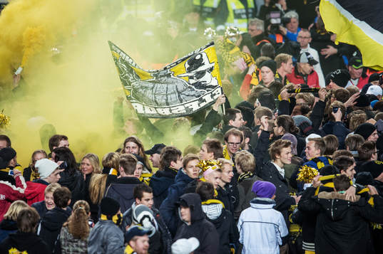 Supportrar som invaderat planen tänder rökbomber