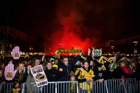 Mängder av folk kom till Stora Torget i Borås för att