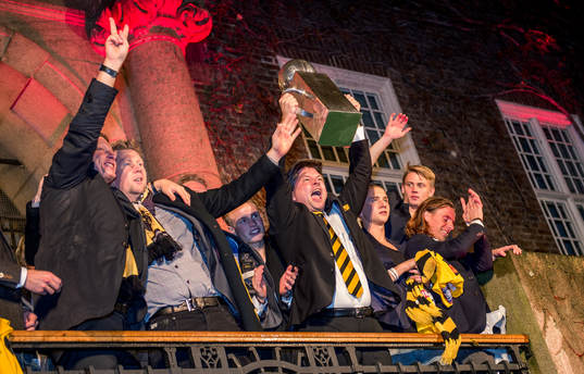 Bo Johansson, ordförande Elfsborg, höjer pokalen och