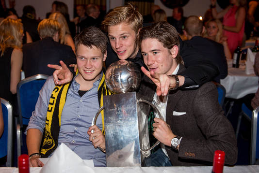 Viktor Claesson, Per Frick och Marcus Rohdén, med pokalen