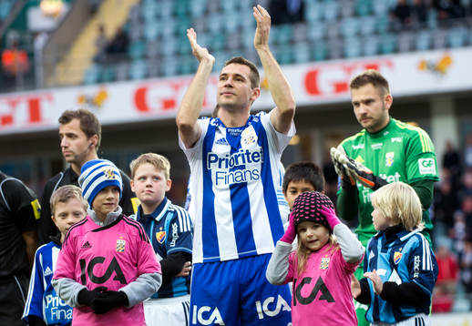 Stefan Selakovic, IFK Göteborg, tackas av innan matchen i