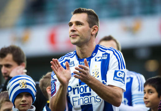 Stefan Selakovic, IFK Göteborg, tackas av innan matchen i