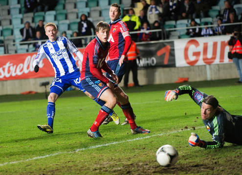 Sam Larsson, IFK Göteborg, har ett avslut strax utanför