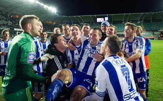 Stefan Selakovic, IFK Göteborg, firas av lagkamraterna