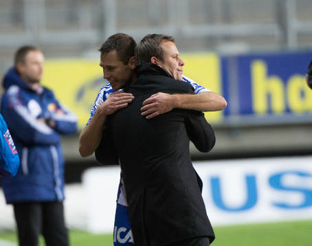 Mikael Stahre, tränare IFK Göteborg, klappar om Stefan
