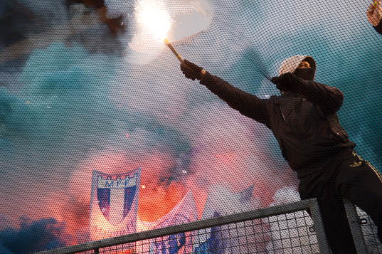 Folk i Malmö-klacken tände bengaleldar