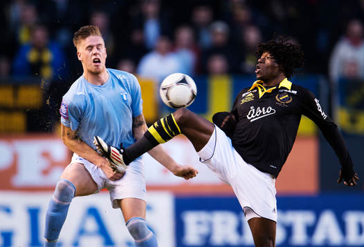 Pontus Jansson, Malmö FF, i kamp om bollen med Mohamed
