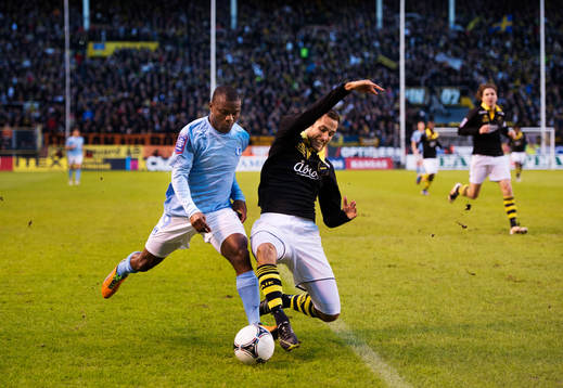 Tokelo Rantie, Malmö FF, stoppas av Nicklas Backman, AIK