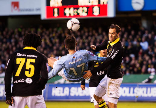 Ivo Pekalski, Malmö FF, försöker sig på en cykelspark i