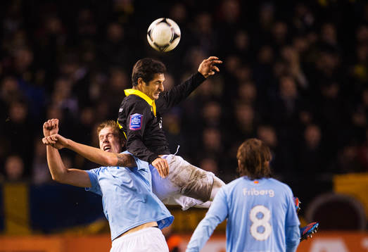 Pontus Jansson, Malmö FF, i en luftduell med Celso Borges,