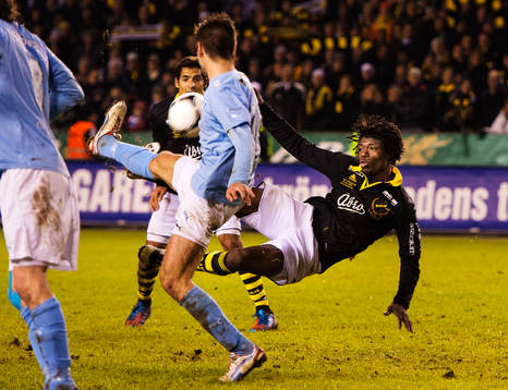 Mohamed Bangura, AIK, skjuter