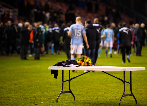 Malmö FF-spelarna lämnar prisceremonin där en bukett