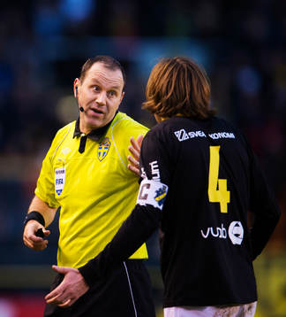 Jonas Eriksson, domare, i samtal med Nils-Eric Johansson,