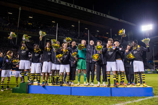 AIK tar emot sin medalj för en 4:e plats