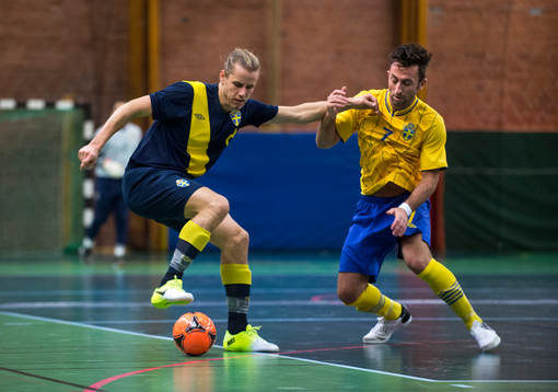 Marcus Björk, blå och Mentor Zhubi, gul