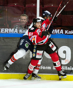 Emil Carnestad, Malmö Redhawks, tacklar till en spelare i