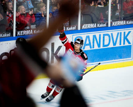 publiken och Mattias Persson, Malmö Redhawks, jublar